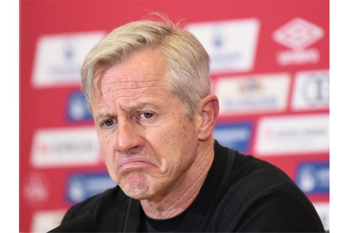 Nürnbergs Trainer Jens Keller äußert sich nicht nur zur Niederlage. Foto: Nicolas Armer/dpa