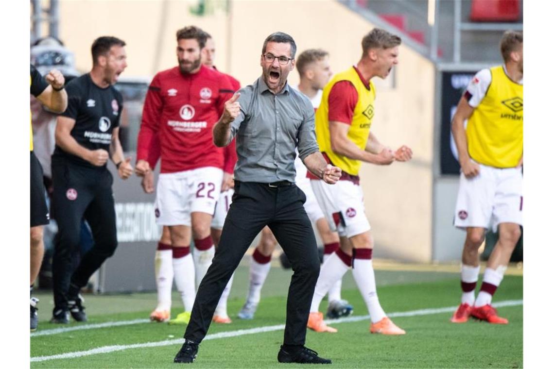 1. FC Nürnberg öffnet „noch mal den Sarg“ Nürnbergs Trainer Michael Wiesinger jubelt beim Abpfiff. Foto: Matthias Balk/dpa