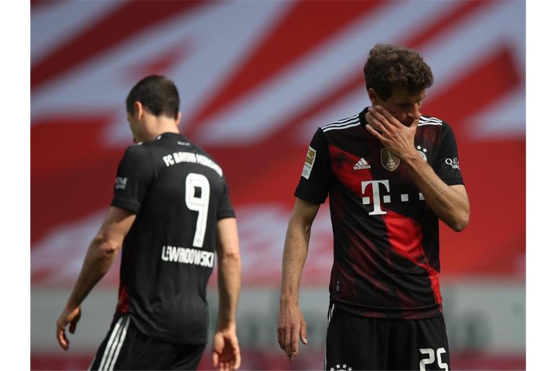 Null Punkte statt den Titel: Für Torjäger Robert Lewandowski (l) und Thomas Müller gab es beim Bayern-Gastspiel in Mainz nichts zu holen. Foto: Tom Weller/dpa-Pool/dpa