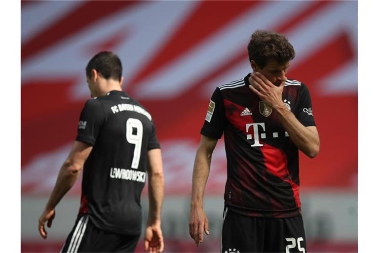 Null Punkte statt den Titel: Für Torjäger Robert Lewandowski (l) und Thomas Müller gab es beim Bayern-Gastspiel in Mainz nichts zu holen. Foto: Tom Weller/dpa-Pool/dpa