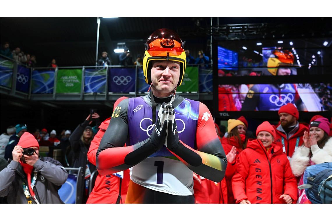 Nummer ist jetzt gespeichert, Ehrenwort: Rodel-Olympiasieger Max Langenhan drückte am Telefon aus Versehen Kanzler Friedrich Merz weg.