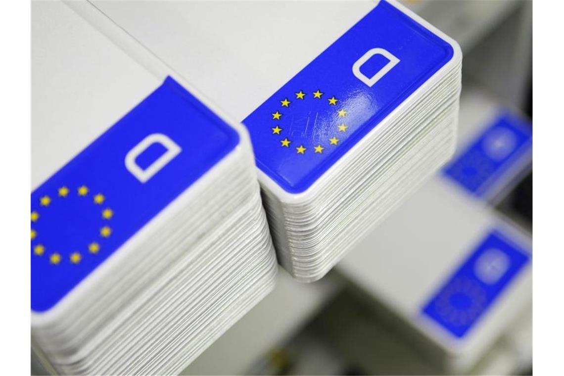Europäische Pkw-Neuzulassungen haben sich im März halbiert Nummernschild-Rohlinge mit Euro-Kennzeichen und dem „D“ für Deutschland. Foto: picture alliance / dpa