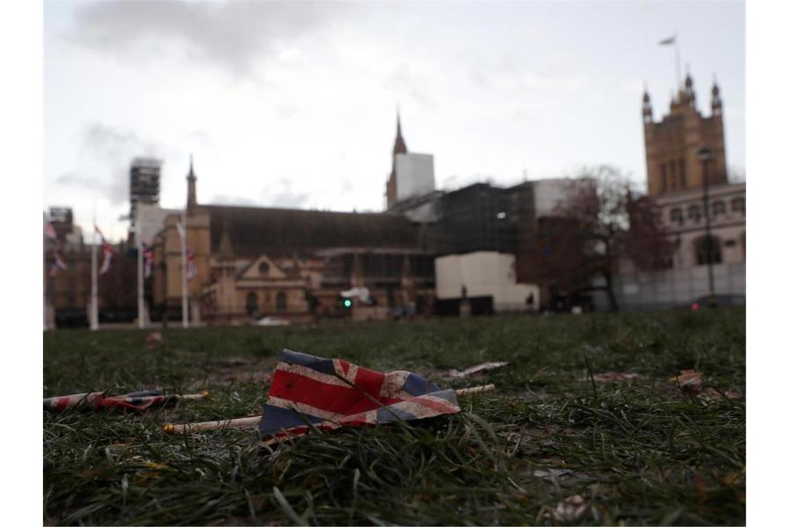 Nach britischem EU-Austritt warten harte Verhandlungen Nun beginnt das Leben ohne EU: Kleine Union-Jack-Flaggen liegen am Morgen des 1. Februar im Gras vor dem Palace of Westminster. Foto: Alastair Grant/AP/dpa