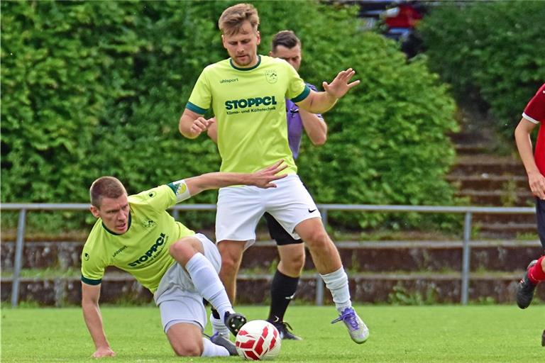 Nun nicht nur Kapitän, sondern auch Spielertrainer bei der SGOS: Marcel Fritz (links), der zusammen mit Benedikt Csauth zumindest vorerst die Nachfolge des zurückgetrenen Erkut Polat übernimmt. Foto: Tobias Sellmaier