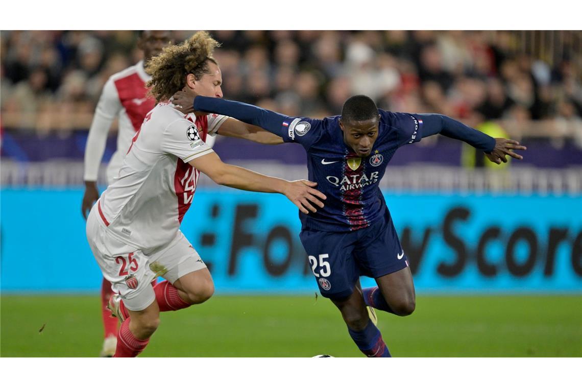 Nuno Mendes (r) von Paris Saint-Germain und Monacos Wout Faes kämpfen um den Ball.