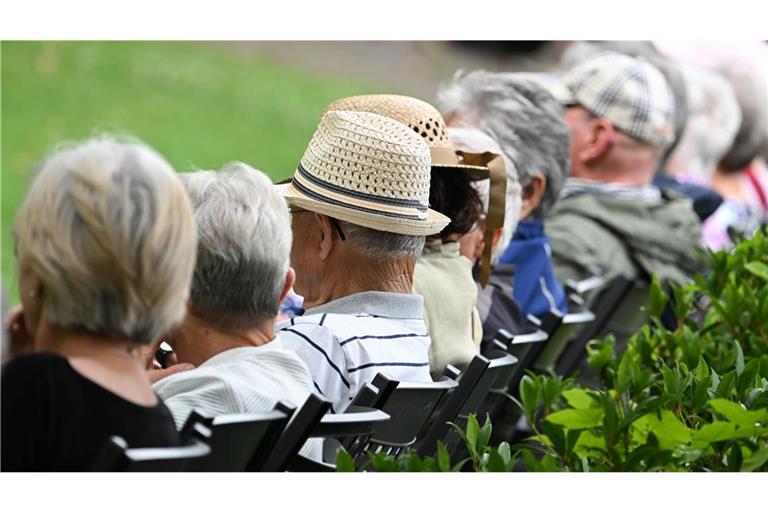 Nur 20 Prozent der Älteren haben mit  monatlich mehr als rund 2870 Euro netto das Höchsteinkommen unter Deutschlands Ruheständlern.