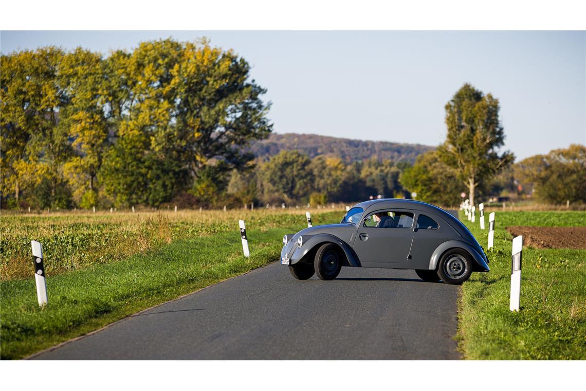 Ältester VW Käfer der Welt fährt wieder Nur bei trockenem Wetter fährt Traugott Grundmann sein Auto.