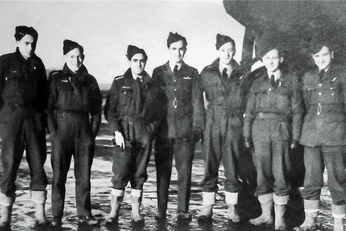 Lancaster zerschellte im Wald von Sechselberg Nur der Heckschütze Lawrence Casey (Zweiter von links) und der Funker Reginald Favager (Dritter von rechts) überlebten den Absturz. Der Pilot James Menzies Rodger (Dritter von links), der Navigator Charles Baker, der Flugingenieur Nicholas Capstick, der Bombenschütze Ronald Werrett und der MG-Schütze Anthony Jory kamen ums Leben. Repro: Alexander Becher