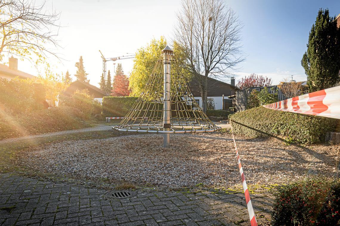Nur der Turm ist aktuell noch auf dem Spielplatz in der Mozartstraße verblieben, der Platz ist nun abgesperrt. Foto: Alexander Becher