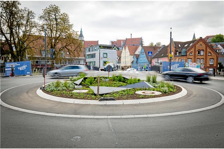 Nur die Metallskulpturen im Kreisel sind weitgehend fertig. An allen vier Ecken der Brücke stehen aber noch Bauzäune. Foto: Alexander Becher