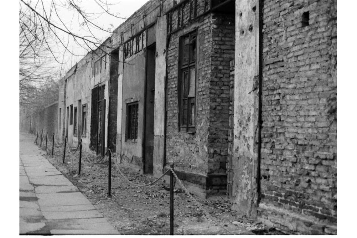 Nur die Untergeschoße von Wohnhäusern stehen in der Bernauer Straße in West-Berlin - sie sind gleichzeitig Grenzanlage der DDR und gehören zur Berliner Mauer. Foto: Wolfgang Kumm/dpa