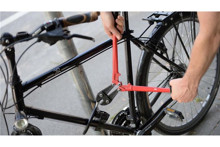 Nur eben schnell abgestellt - und zack, kann das Fahrrad weg sein. Laut den Versicherern haben Diebe ihre Strategie verändert. (Symbolbild)