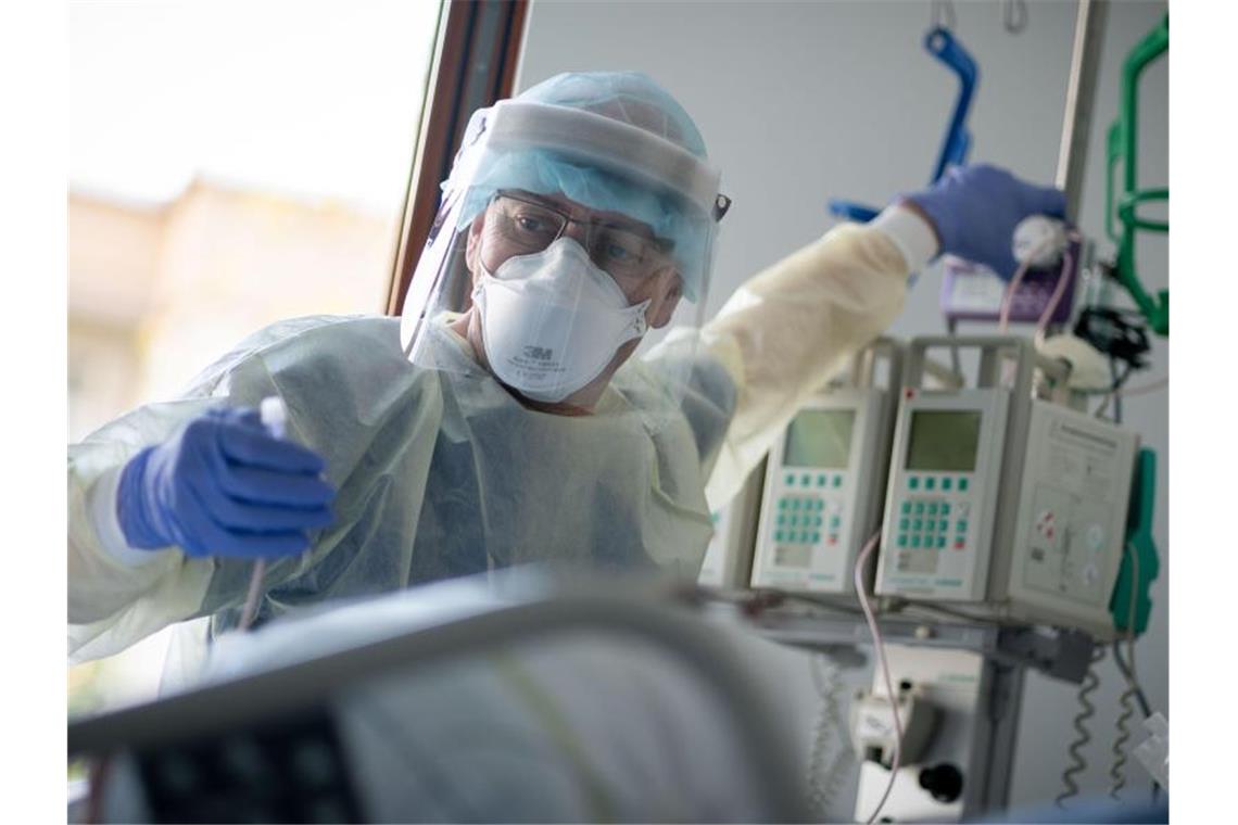 Bundesweit knapp 5000 Covid-19-Fälle auf Intensivstationen Nur ein Drittel der Intensivstationen bundesweit kann derzeit noch „einfach so“ Patienten aufnehmen, warnt der wissenschaftliche Leiter des Intensivregisters, Christian Karagiannidis. (Bild aus Berlin). Foto: Kay Nietfeld/dpa