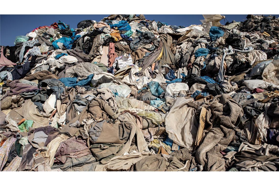 200 Fußballstadien voll Kleidermüll - so viel werfen wir weg Nur ein Prozent des globalen Kleidermülls wird laut BCG zu neuen Fasern recycelt. (Archivbild)