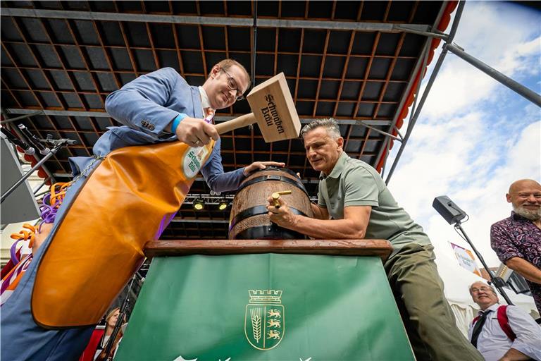 Nur ein Schlag war nötig, bis das Bier floss: Oberbürgermeister Maximilian Friedrich mit Davide Esposito von Schwaben Bräu. Foto: Alexander Becher