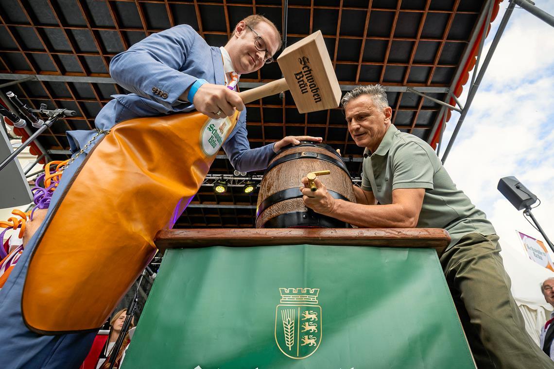 Der Live-Blog zum 53. Backnanger Straßenfest: Mit dem Zapfenstreich klingt das Fest aus Nur ein Schlag war nötig, bis das Bier floss: Oberbürgermeister Maximilian Friedrich mit Davide Esposito von Schwaben Bräu. Foto: Alexander Becher