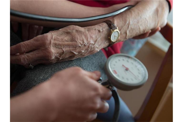 Nur eine Krankenschwester und zwei Pfleger sollen sich um 130 Bewohner in einer Seniorenresidenz gekümmert haben (Archiv). Foto: picture alliance / dpa/Archivbild