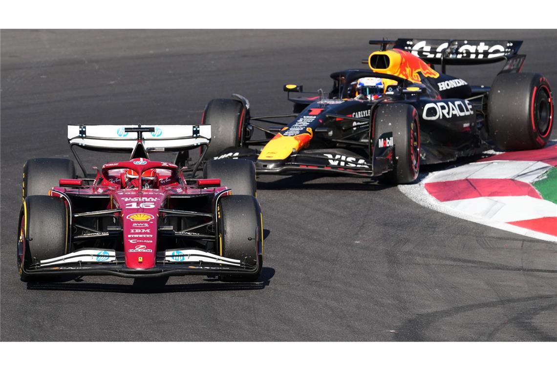WM-Dreikampf spitzt sich zu: Norris-Sieg vor Verstappen Nur eine virtuelle Safety-Car-Phase rettete Charles Leclerc (vorn) am Ende gegen Max Verstappen.