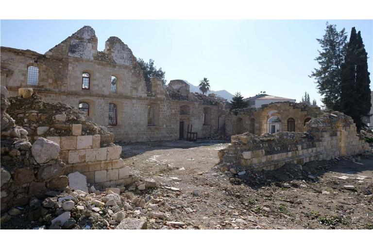 Nur einige Mauern der Kirche hielten dem verheerenden Beben stand