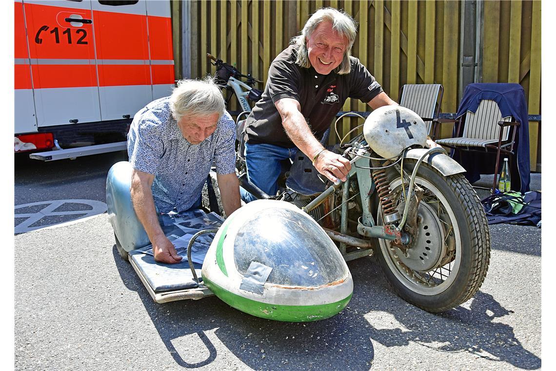 Nur fliegen soll angeblich schöner sein. Seitenwagen-Rennmotorrad (Eigenbau BMW-...