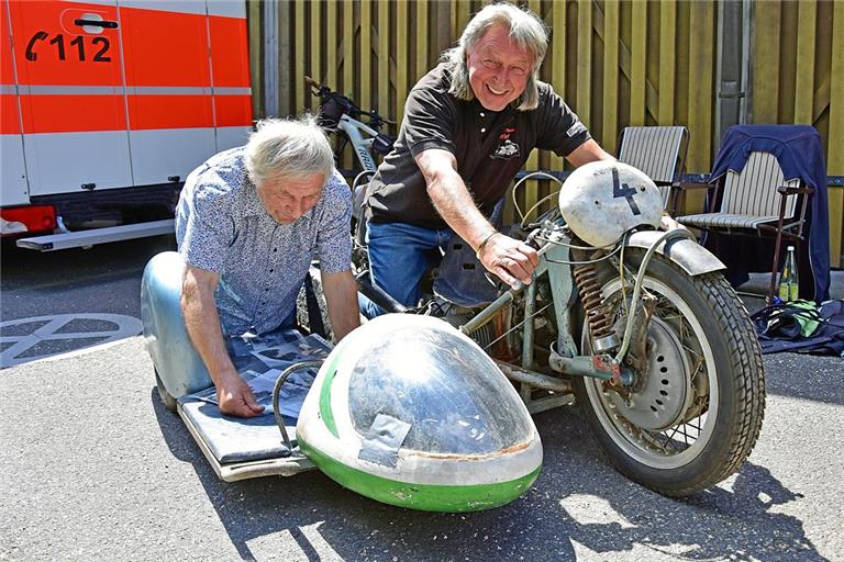 Nur fliegen soll angeblich schöner sein: Willi Klenk (liegend) und Benno Deifel mit ihrem Seitenwagen-Rennmotorrad bei der Oldtimerpräsentation in Oppenweiler. Foto: Tobias Sellmaier
