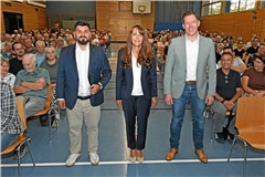 Nur fürs Foto gemeinsam in der Hardtwaldhalle: Vatan Ukaj (von links), Sabine Welte-Hauff und Mathias Hedrich präsentierten sich dem Publikum in Kleinaspach am Freitagabend einzeln.Foto: Tobias Sellmaier