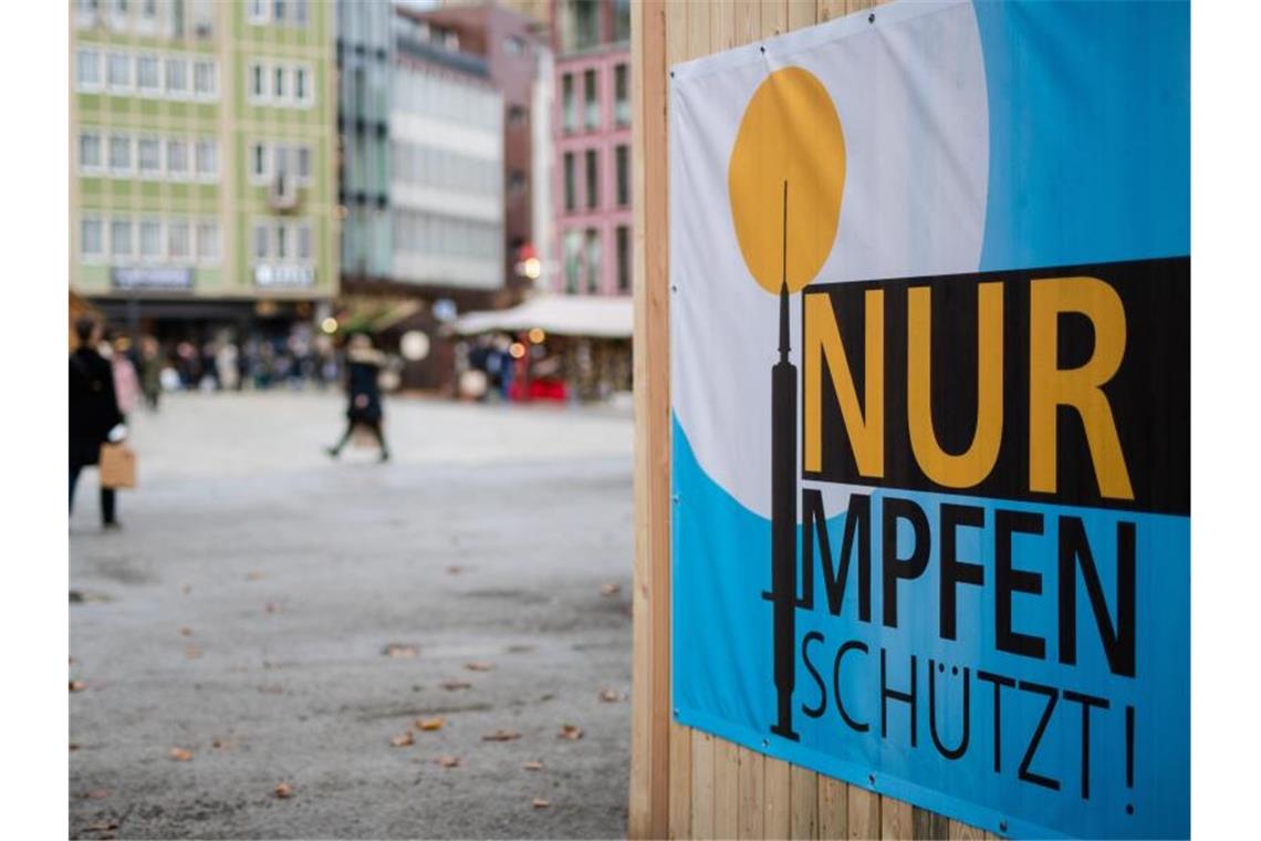 Erster Landkreis bei Corona-Inzidenz über der 1000er Marke „Nur Impfen schützt!“ steht auf einem Banner geschrieben. Foto: Christoph Schmidt/dpa