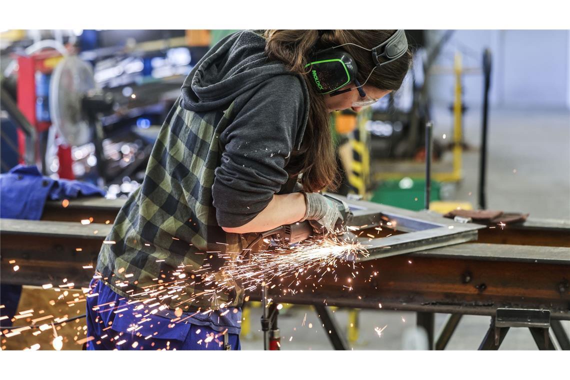 Nur jeder Zehnte in Deutschland glaubt, dass Frauen davon profitieren, wenn sich Männer an traditionelle männliche Rollenbilder halten. (Symbolbild)