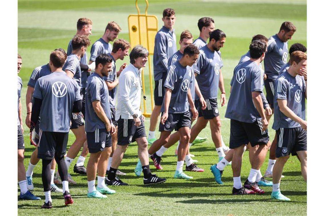 Löw und DFB-Spieler zurück im Frankreich-Tunnel Nur Jonas Hofmann fehlte Bundestrainer Joachim Löw (M) am Sonntag im Training in Herzogenaurach. Foto: Christian Charisius/dpa