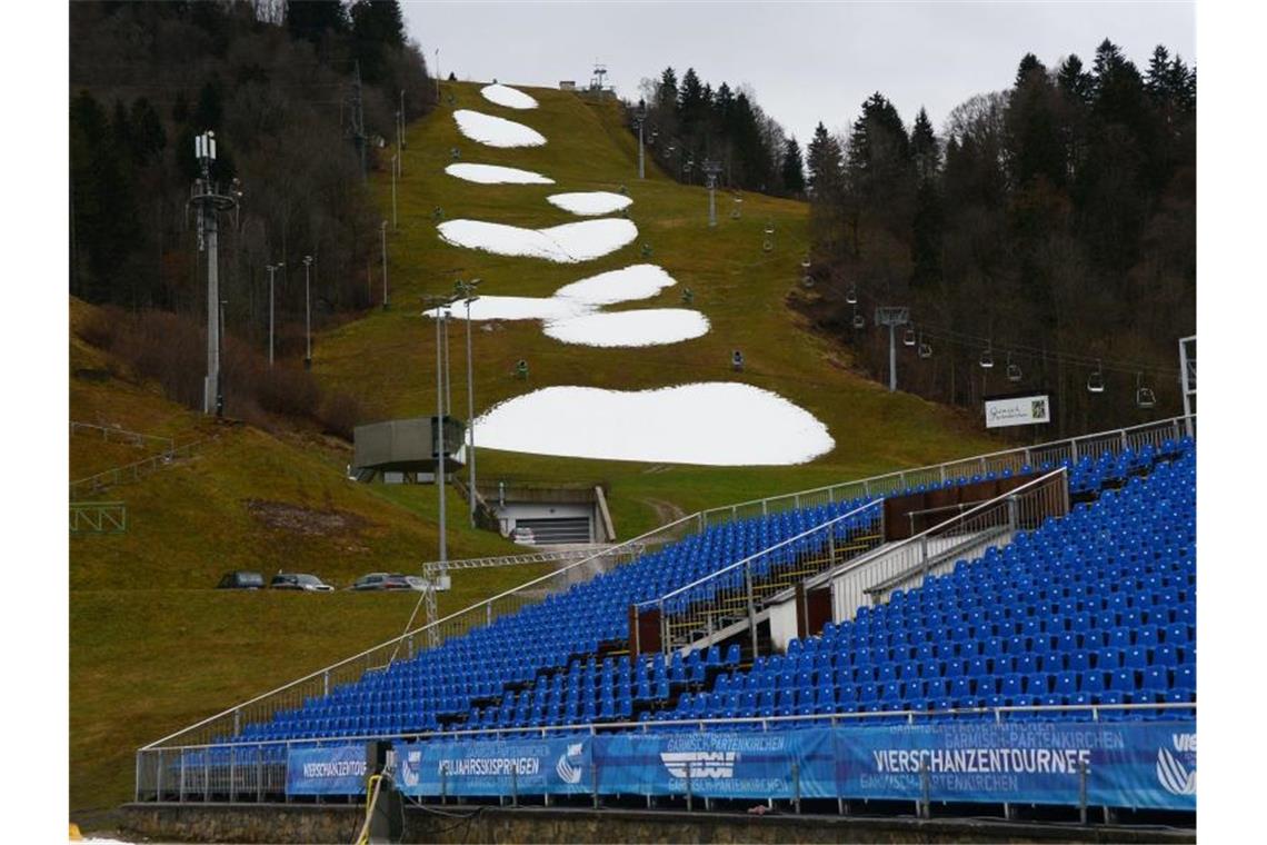 Nur kleine Schneeflecken sind im Skistadion von Garmisch-Partenkirchen (Bayern) zu sehen. Foto: Hartmut Reeh/dpa/Archivbild