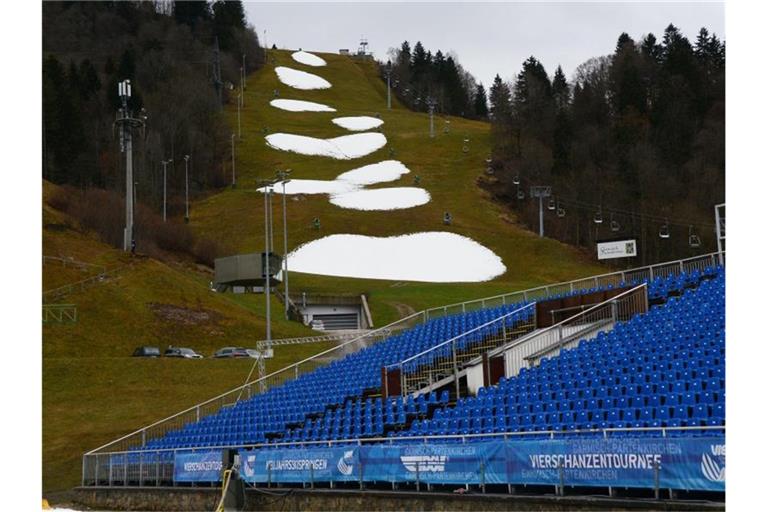 Nur kleine Schneeflecken sind im Skistadion von Garmisch-Partenkirchen (Bayern) zu sehen. Foto: Hartmut Reeh/dpa/Archivbild