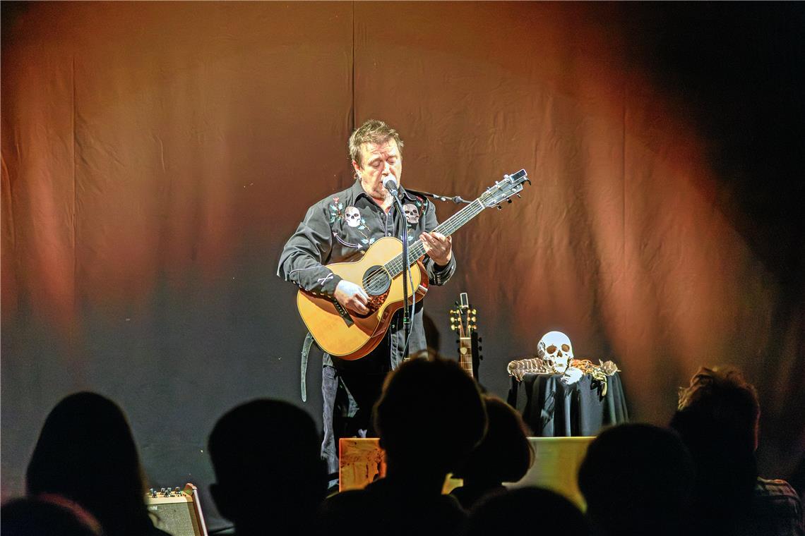 Ein unprätentiöses und sehr intensives Konzerterlebnis Nur mit seiner Gitarre und ein wenig Tontechnik spielt der Kauz seine Songs. Foto: Stefan Bossow