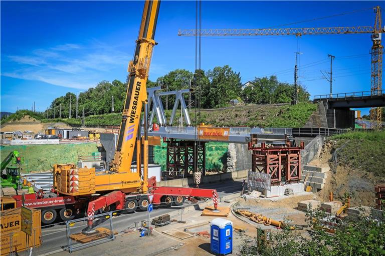 Nur noch der am Unfall beteiligte Kran steht aktuell auf der B14, der zweite Kran ist bereits abgebaut worden. Auf dem ersten Brückensegment ist das erste Fachwerk bereits aufgesetzt, das zweite soll im Lauf des Tages noch angebracht werden. Foto: Alexander Becher