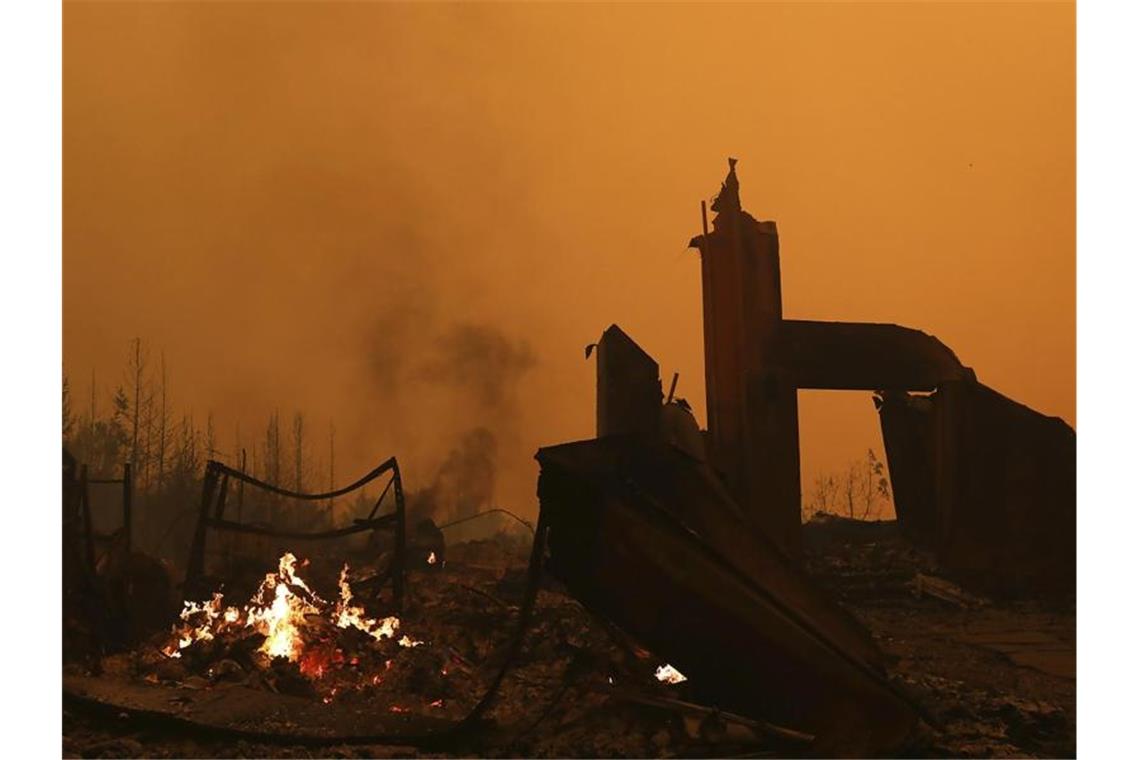Brände in Kalifornien breiten sich weiter aus Nur noch die Grundmauern stehen von diesem durch die Flammen zerstörten Haus in den Santa Cruz Mountains. Foto: Shmuel Thler/The Santa Cruz Sentinel/dpa