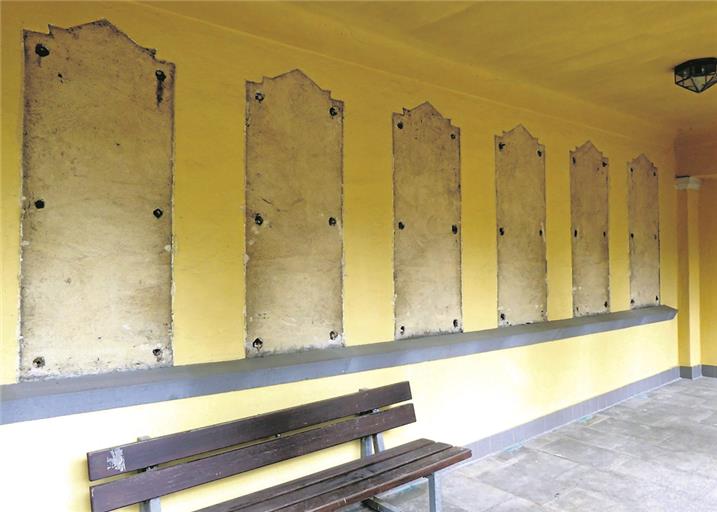 Nur noch die Umrisse der Gedenktafeln zeugen von deren Existenz. Auf den Tafeln standen die Namen der 323 gefallenen Soldaten des Ersten Weltkriegs, die aus Backnang stammten, und die Namen der Mitarbeiter der Firma Adolff, die als Soldaten im Ersten Weltkrieg gefallenen sind. Foto: privat