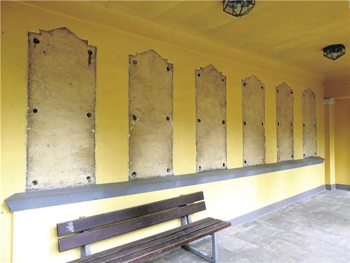 Nur noch die Umrisse der Gedenktafeln zeugen von deren Existenz. Auf den Tafeln standen die Namen der 323 gefallenen Soldaten des Ersten Weltkriegs, die aus Backnang stammten, und die Namen der Mitarbeiter der Firma Adolff, die als Soldaten im Ersten Weltkrieg gefallenen sind. Foto: privat