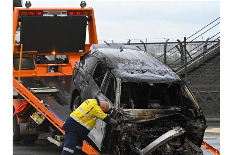 Nur noch ein Stück Wrack: Eines der Fahrzeuge ging nach dem Unfall sofort in Flammen auf. Foto: Steven Saphore/AAP/dpa