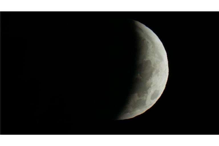 Nur noch eine Sichel ist in den frühen Morgenstunden während einer partiellen Mondfinsternis zu sehen.