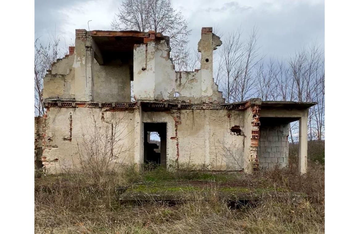 „Unser Leid muss anerkannt werden“ Nur noch Ruinen stehen von dem Haus, in dessen Keller Mirsada Simchen-Kahrimanovic ganz zu Beginn des Kriegs Schutz gesucht hat. Foto: privat