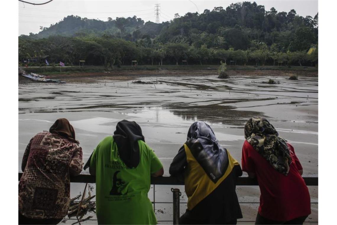 Nur noch Schlamm ist vom See Bukit Merah in Malaysia zu sehen. Das Klimaphänomen El Niño hatte das tropische Land im Jahr 2016 austrocknen lassen. Foto: Fazry Ismail/EPA/dpa