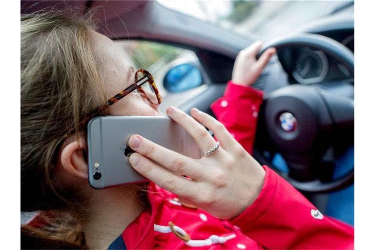 Nur noch schnell einen Anruf entgegennehmen: Viele Autofahrer können selbst am Steuer nicht auf ihr Handy verzichten. Foto: Hauke-Christian Dittrich