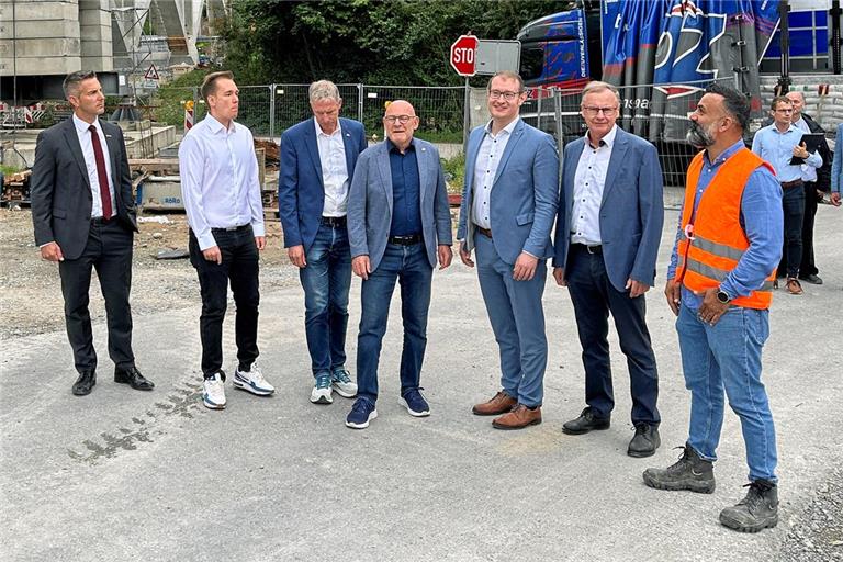 Nur noch wenige Monate – dann ist das östliche Murrtalviadukt auch fertig. Sabawun Khostwal und Hermann Klyeisen vom Regierungspräsidium informieren Backnangs OB Maximilian Friedrich und Minister Winfried Hermann (von rechts) über den B-14-Ausbau. Foto: Ministerium