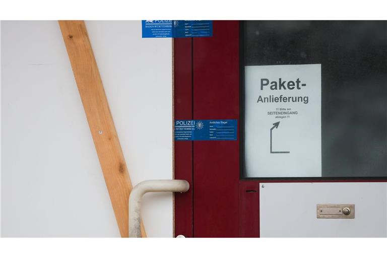 Nur Polizeisiegel erinnern noch daran, was in einer Firma in St. Johann in Baden-Württemberg passiert ist.