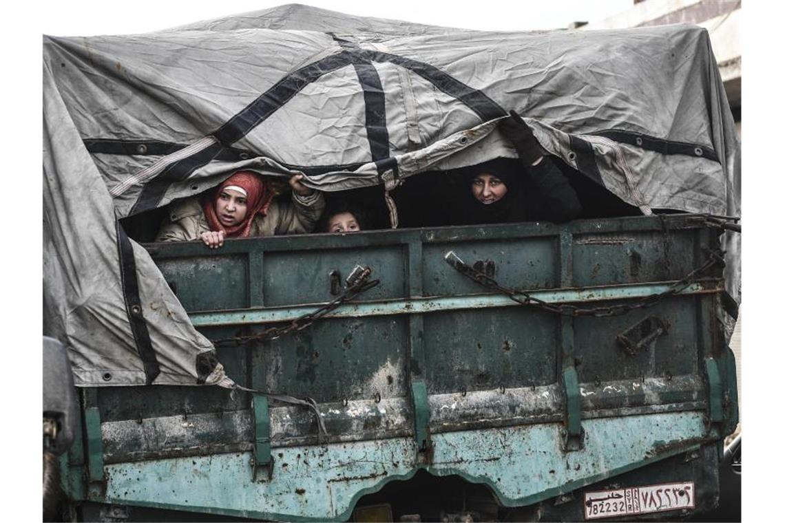 Nur raus hier: Zivilisten fliehen aus der umkämpften syrischen Region um Idlib. Foto: Uncredited/AP/dpa