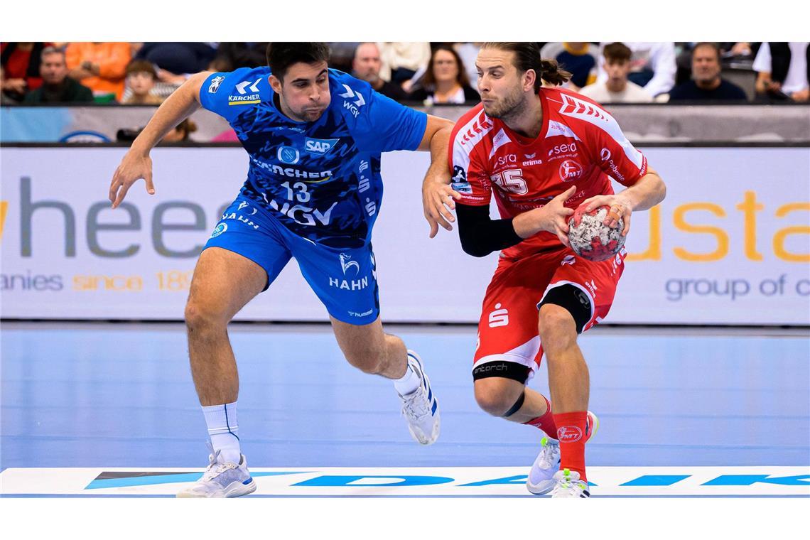 Nur sehr selten kam Achilleas Toskas (li., gegen Melsungens Ole Forsell Schefvert) in dieser Saison für den TVB zum Einsatz – nun trennen sich, zumindest vorerst, die Wege.