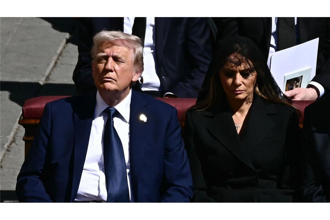 Melania Trumps Instagram-Trauer irritiert Nur sie trug Schwarz, er wählte Marine: Donald und Melania Trump auf dem Petersplatz in Rom.