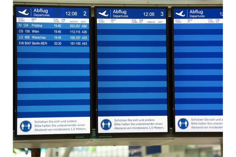Nur vier Flüge sind auf den Bildschirmen auf dem Düsseldorfer Flughafen zu sehen. Die Bundesregierung schließt weitere Reisebeschränkungen nicht aus. Foto: Federico Gambarini/dpa