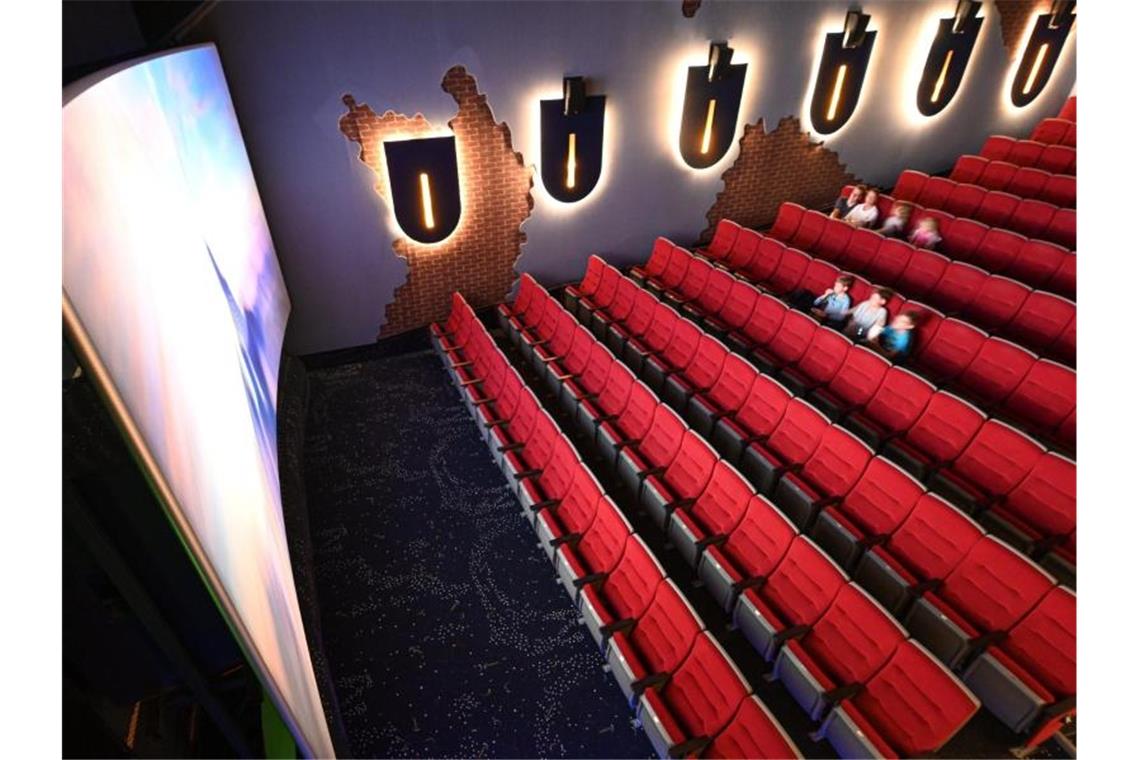 Nur wenige Besucher schauen sich nach den Lockerungen einen Film im Kinozentrum Burgtheater an. Foto: Felix Kästle/dpa
