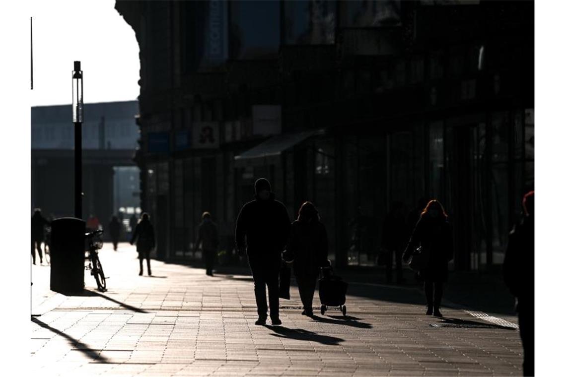 Nur wenige Besucher sind in der Innenstadt von Leipzig unterwegs. In Sachsen gilt der harte Lockdown bereits seit Montag. Foto: Hendrik Schmidt/dpa-Zentralbild/dpa