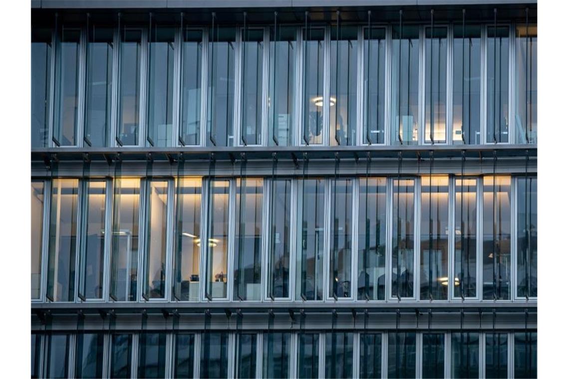 Nur wenige Büros scheinen in einem Bürogebäude in Berlin Mitte besetzt. Foto: Michael Kappeler/dpa